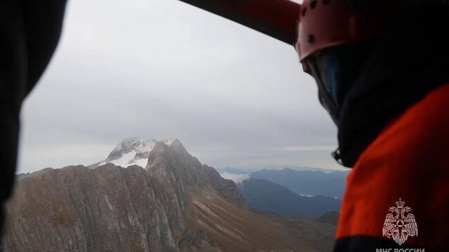 Спасатели МЧС России эвакуируют альпинистов со скалы горы Фишт в Адыгее