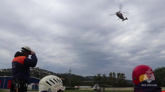 Спасение альпинистов со скалы при подъеме на гору Фишт