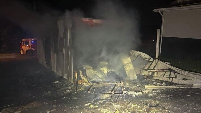 Загоревшаяся после падения обломков БПЛА хозпостройка в Белгородской области