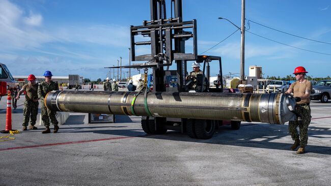 Погрузка ракеты UGM-109 Томагавк на подводную лодку класса Лос-Анджелес USS Springfield