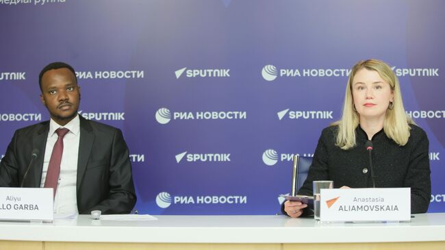Корреспондент Sputnik Africa Алию Белло и руководитель проектов Дирекции международного сотрудничества Анастасия Алямовская