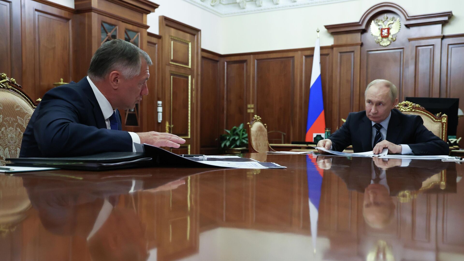 Президент Владимир Путин и заместитель председателя правительства РФ Марат Хуснуллин во время встречи