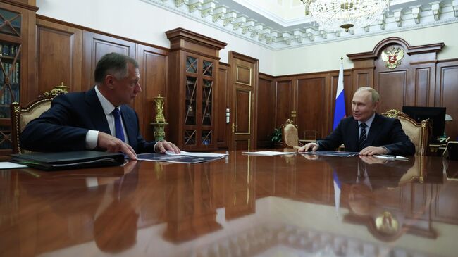 Президент РФ Владимир Путин и заместитель председателя правительства РФ Марат Хуснуллин во время встречи