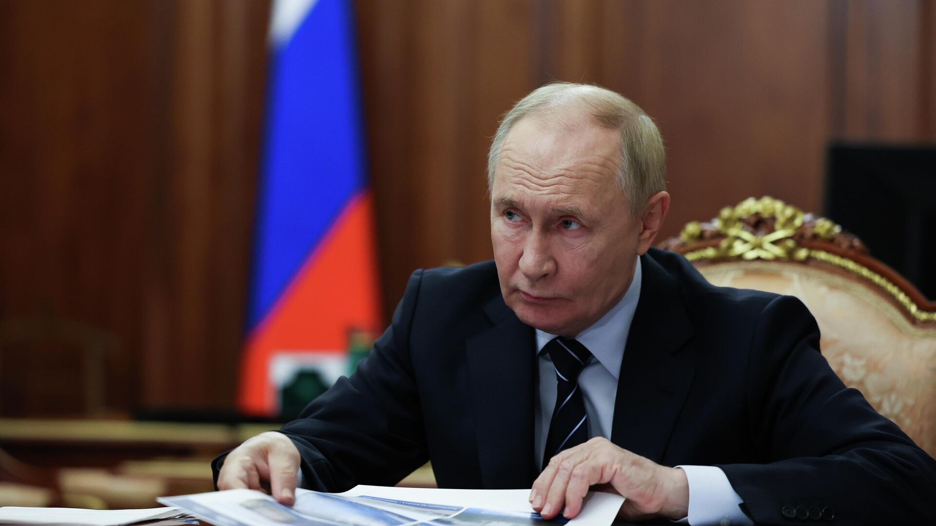 Путин попросил рассказать о строительстве дорог в Мариуполе и Петербурге