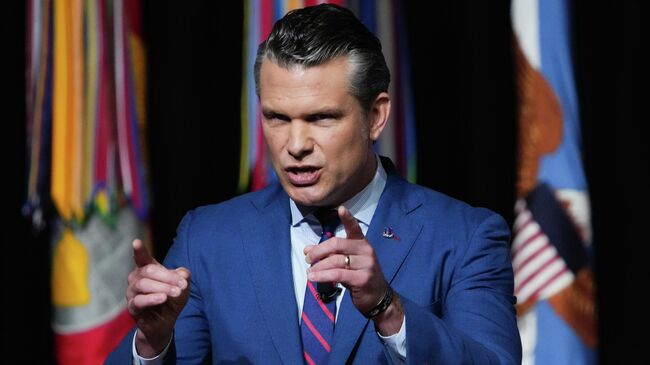 Пит Хегсет на встрече с высшим военным руководством США на базе морской пехоты в Куантико