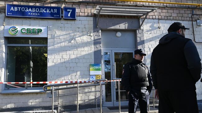 Полицейские дежурят у входа в банковское отделение на Автозаводской улице в Москве