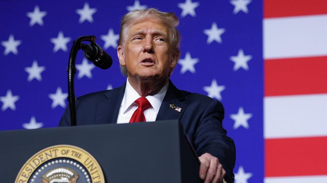 Президент США Дональд Трамп на встрече с высшим военным руководством США на базе морской пехоты в Куантико. 30 сентября 2025