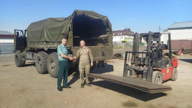 Погрузка гуманитарной помощи от брянских таможенников для бойцов спецоперации