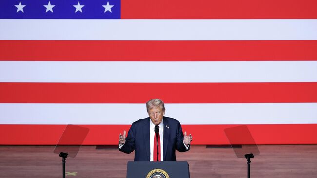 Президент США Дональд Трамп выступает перед высшим военным руководством США на базе морской пехоты в Куантико