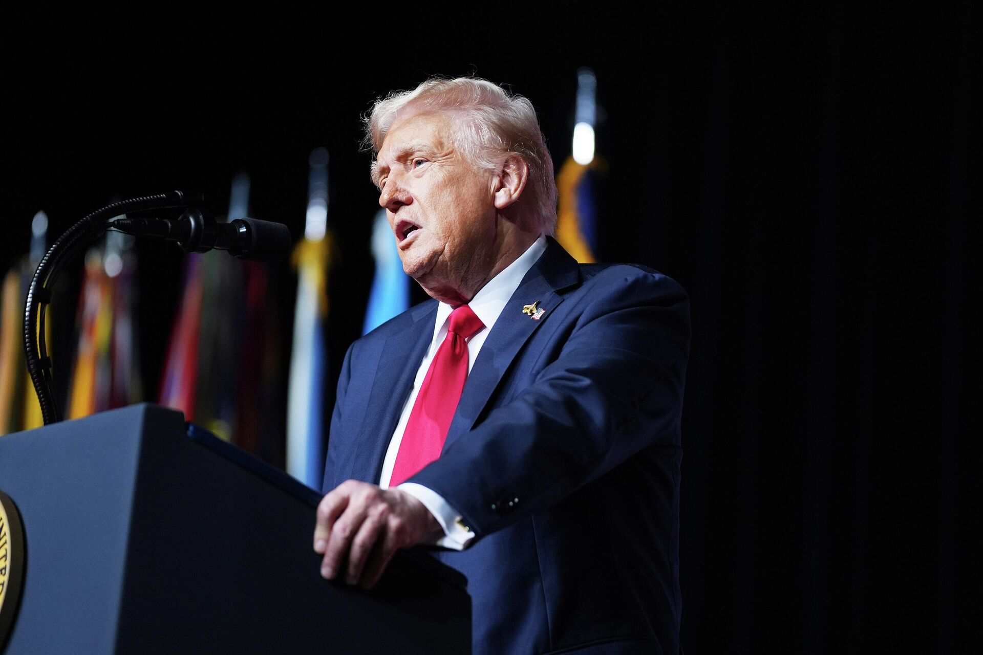 Президент США Дональд Трамп выступает перед высшим военным руководством США на базе морской пехоты в Куантико