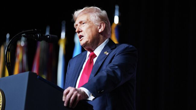 Президент США Дональд Трамп выступает перед высшим военным руководством США на базе морской пехоты в Куантико