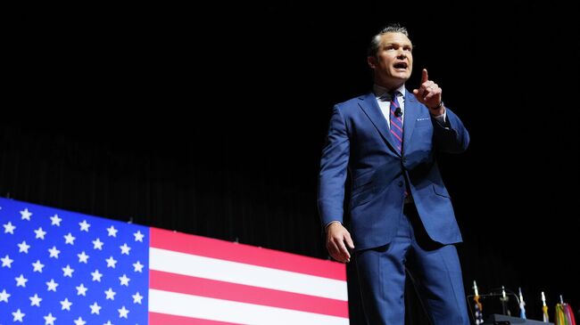 Пит Хегсет на встрече с высшим военным руководством США на базе морской пехоты в Куантико. 30 сентября 2025