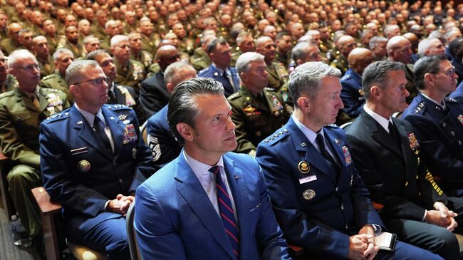 Пит Хегсет на встрече с высшим военным руководством США на базе морской пехоты в Куантико. 30 сентября 2025