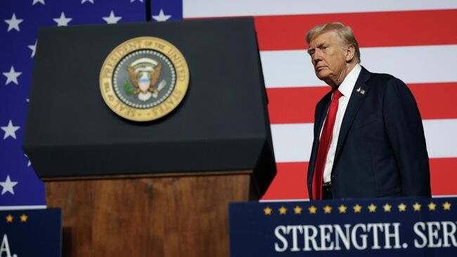 Президент США Дональд Трамп выступает перед высшим военным руководством США на базе морской пехоты в Куантико. 30 сентября 2025