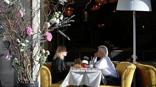 В летнем кафе на одной из улиц в Москве