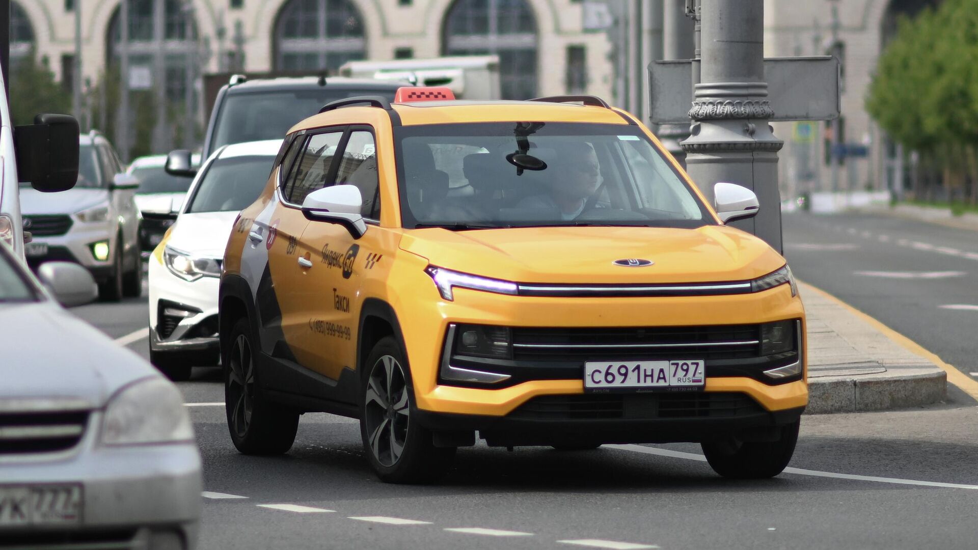 Автомобиль Москвич 3 службы такси Яндекс Go на улице Москвы Автомобиль Москвич 3 службы такси Яндекс Go на улице Москвы - РИА Новости, 1920, 16.12.2025