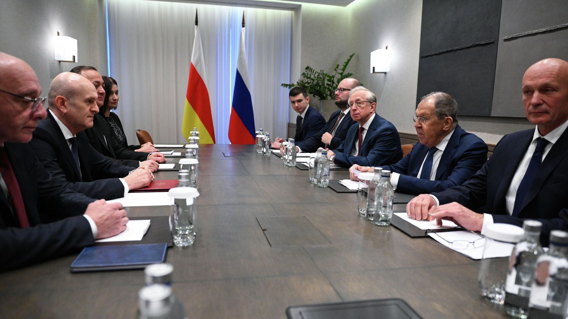 Министр иностранных дел РФ Сергей Лавров и министр иностранных дел Южной Осетии Ахсар Джиоев во время встречи в Сочи - РИА Новости, 1920, 22.12.2025