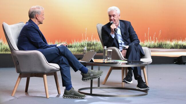 Мэр Москвы Сергей Собянин и президент Сбербанка Герман Греф на международном саммите Moscow Startup Summit Мэр Москвы Сергей Собянин и президент Сбербанка Герман Греф на международном саммите Moscow Startup Summit