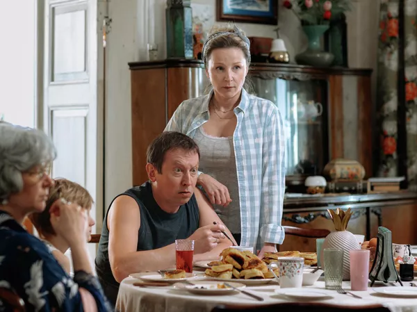 Кадр из сериала Кузнецовы