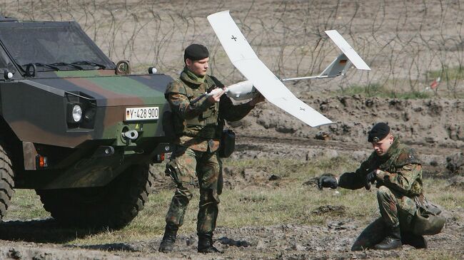Немецкие военнослужащие готовят к запуску беспилотник во время военных учений