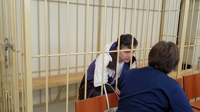 Обвиняемый в убийстве начальницы сотрудник банка в зале суда