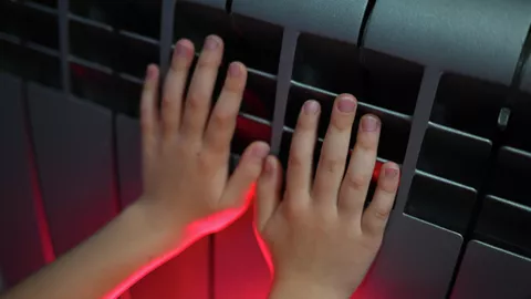 Ребенок греет руки у батареи в квартире в Москве