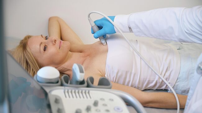 Пациентка во время диагностики в кабинете врача