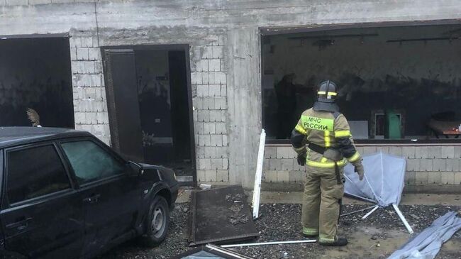 Сотрудник МЧС на месте взрыва газа в кафе в населенном пункте Стальское в Дагестане