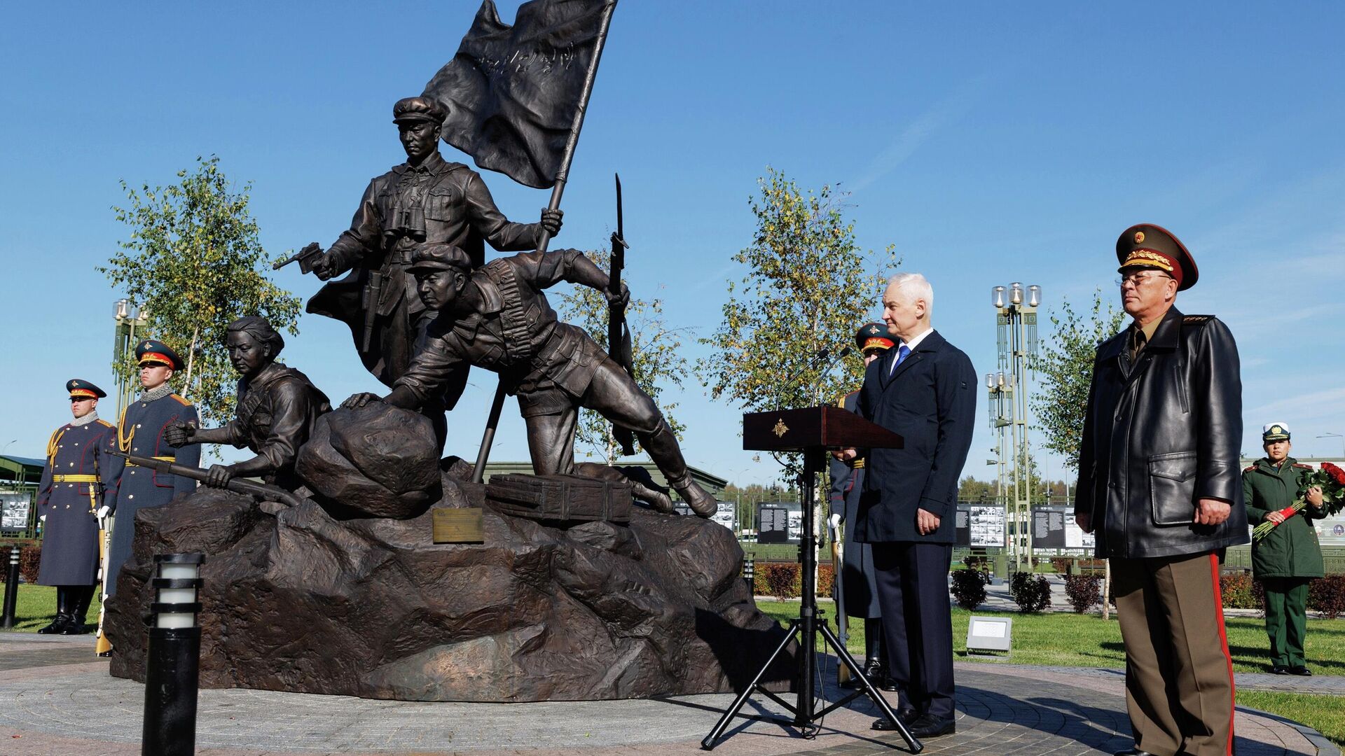 Министр обороны России Андрей Белоусов и министр обороны КНДР генерал армии Но Гван Чхоль открыли скульптурную композицию Союзники. Бойцы Кореи, посвященную подвигу корейских партизан - РИА Новости, 1920, 01.10.2025