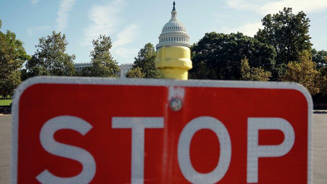 Знак Stop возле здания Капитолия в Вашингтоне