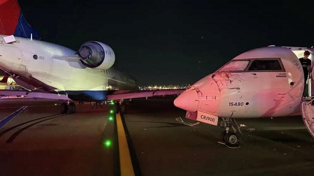 Cтолкновение двух самолетов во время руления в американском аэропорту Ла-Гуардия в Нью-Йорке - РИА Новости, 1920, 02.10.2025