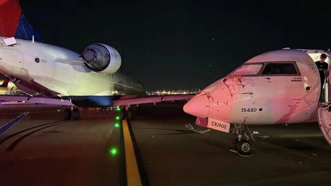 Cтолкновение двух самолетов во время руления в американском аэропорту Ла-Гуардия в Нью-Йорке