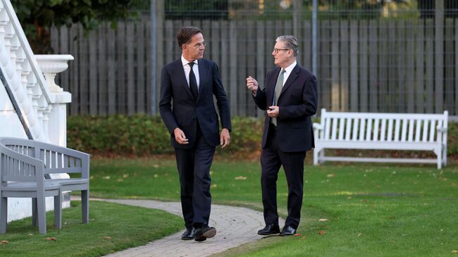 Премьер-министр Великобритании Кир Стармер и генеральный секретарь НАТО Марк Рютте  во время встречи в рамках саммита ЕС в Копенгагене