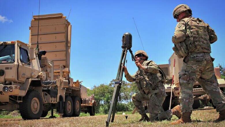 Американские военнослужащие устанавливают прицельный комплекс, предназначенный для ориентирования радара Американские военнослужащие устанавливают прицельный комплекс, предназначенный для ориентирования радара - РИА Новости, 1920, 16.12.2025