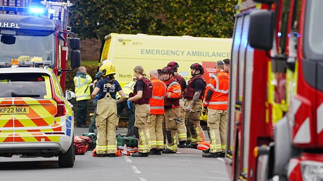 Экстренные службы на месте инцидента в синагоге Хитон-Парк в Крампсолле, Манчестер