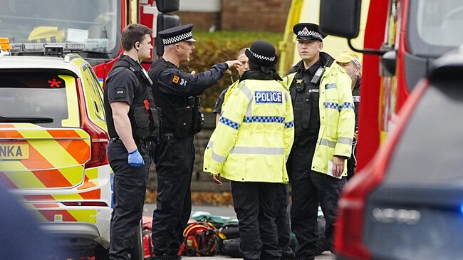 Полицейские на месте инцидента в синагоге Хитон-Парк в Крампсолле, Манчестер