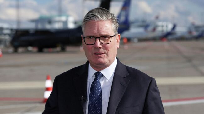 Премьер-министр Великобритании Кир Стармер делает заявление в связи с нападением возле синагоги в Манчестере в аэропорту Копенгагена. 2 октября 2025