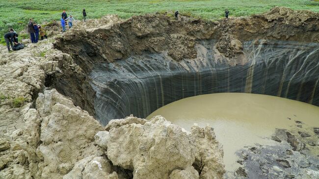 Вид на гигантскую воронку в Ямало-Ненецком автономном округе