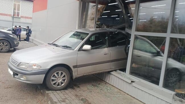 Водитель автомобиля въехал в витрину супермаркета в городе Асино