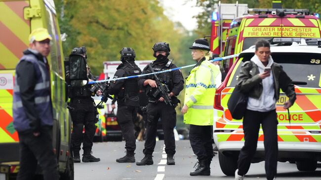 Экстренные службы на месте нападения в синагоге Хитон-Парк в Крампсолле, Манчестер