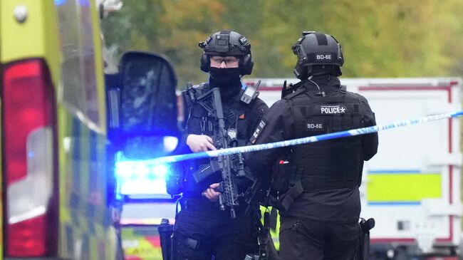 Экстренные службы на месте нападения в синагоге Хитон-Парк в Крампсолле, Манчестер. 2 октября 2025