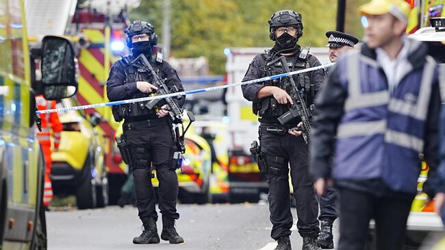 Экстренные службы на месте нападения в синагоге Хитон-Парк в Крампсолле, Манчестер. 2 октября 2025