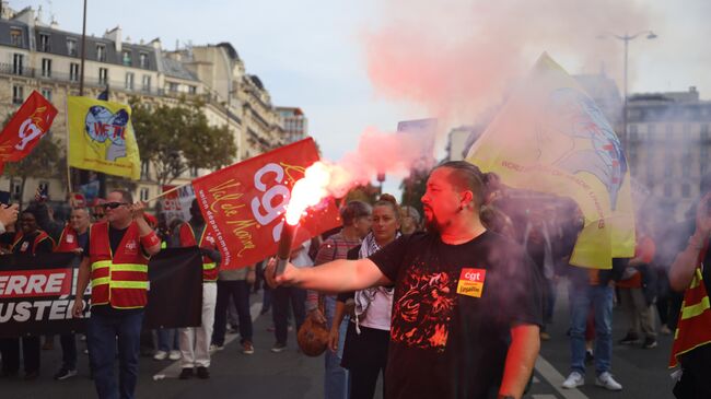 Протестующие на общенациональной забастовке, организованной крупнейшими профсоюзами Франции. 2 октября 2025