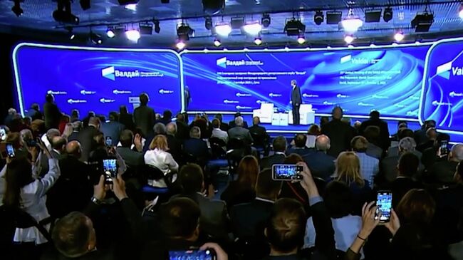 Открытие пленарной сессии Валдайского клуба с участием Путина в Сочи