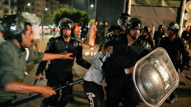 Задержание участника протестов в Сале, Марокко