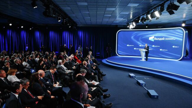 Президент РФ Владимир Путин выступает на пленарной сессии XXII Ежегодного заседания Международного дискуссионного клуба Валдай 