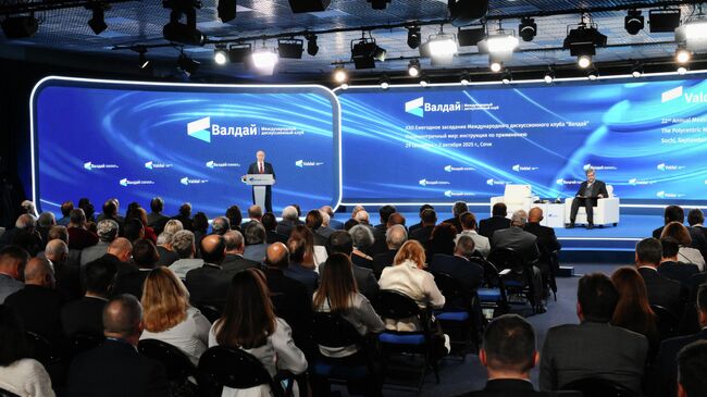Президент РФ Владимир Путин выступает на пленарной сессии XXII Ежегодного заседания Международного дискуссионного клуба Валдай