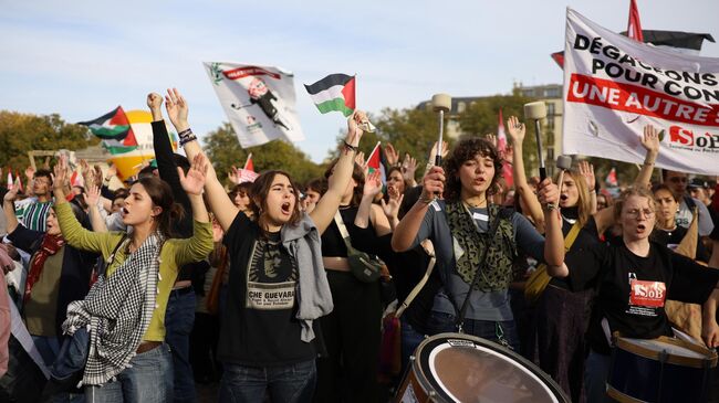 Протестующие на общенациональной забастовке, организованной крупнейшими профсоюзами Франции. 2 октября 2025