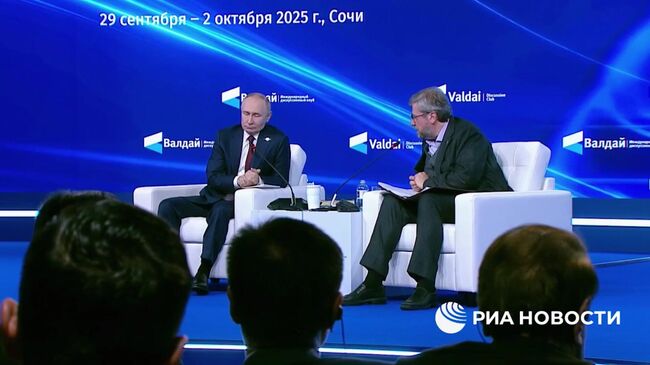 Путин с улыбкой ответил на вопрос, кто предложил организовать встречу с Трампом на Аляске