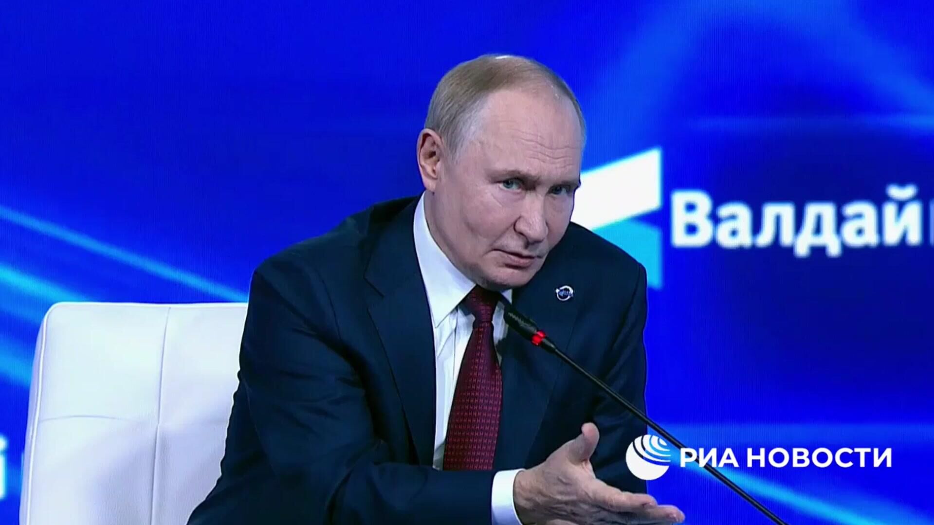 Путин: с Трампом мы обсуждали вопросы, а не говорили вы должны сделать так, а вы так, шляпу сними! - РИА Новости, 1920, 02.10.2025